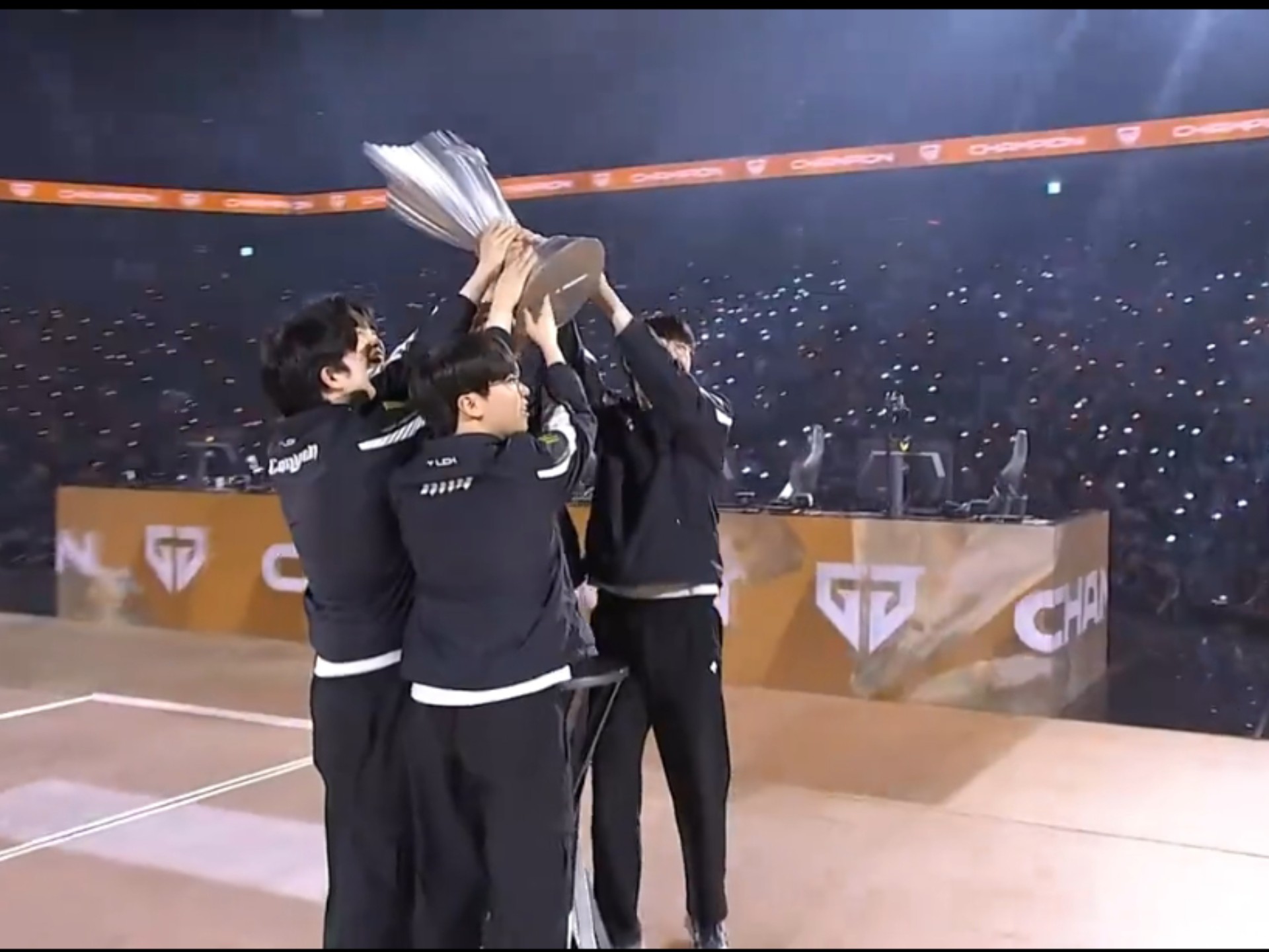 最后一搏!冠军战将谁捧起奖杯?的简单介绍 最后一搏!冠军战将谁捧起奖杯?的简单介绍