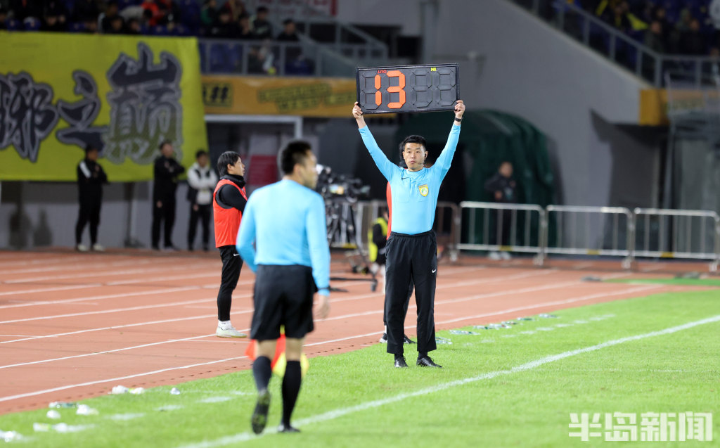 青岛队与对手展开激烈比赛，最终取得胜利的简单介绍