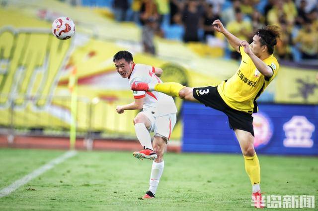 青岛队与对手展开激烈比赛，最终取得胜利的简单介绍