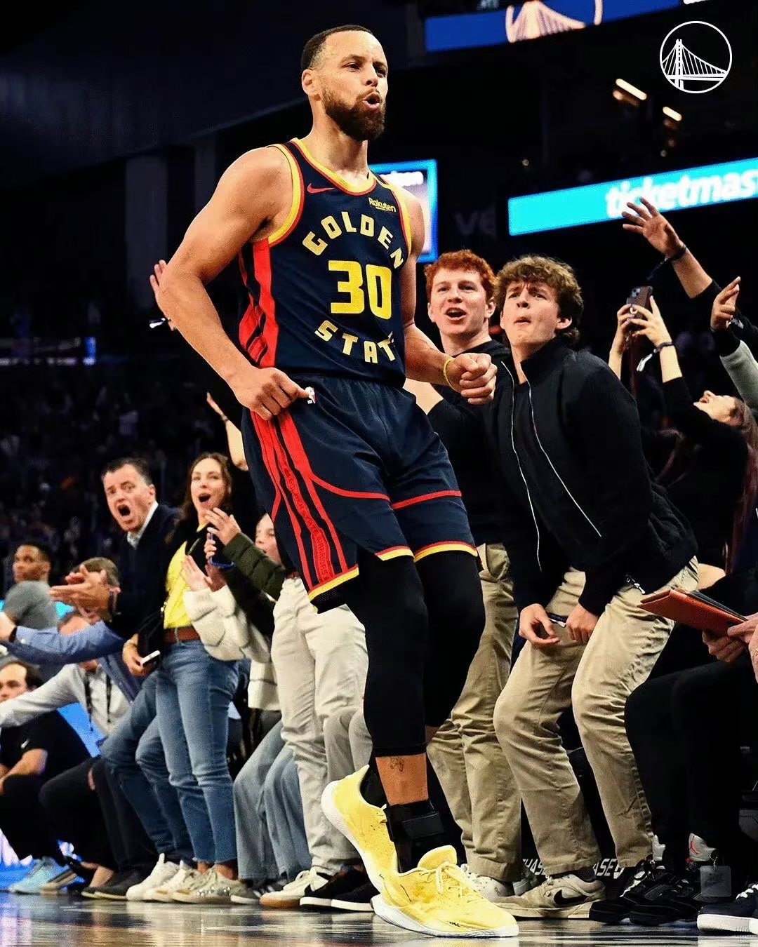 勇士双核联手出击，球队战术轮转得当