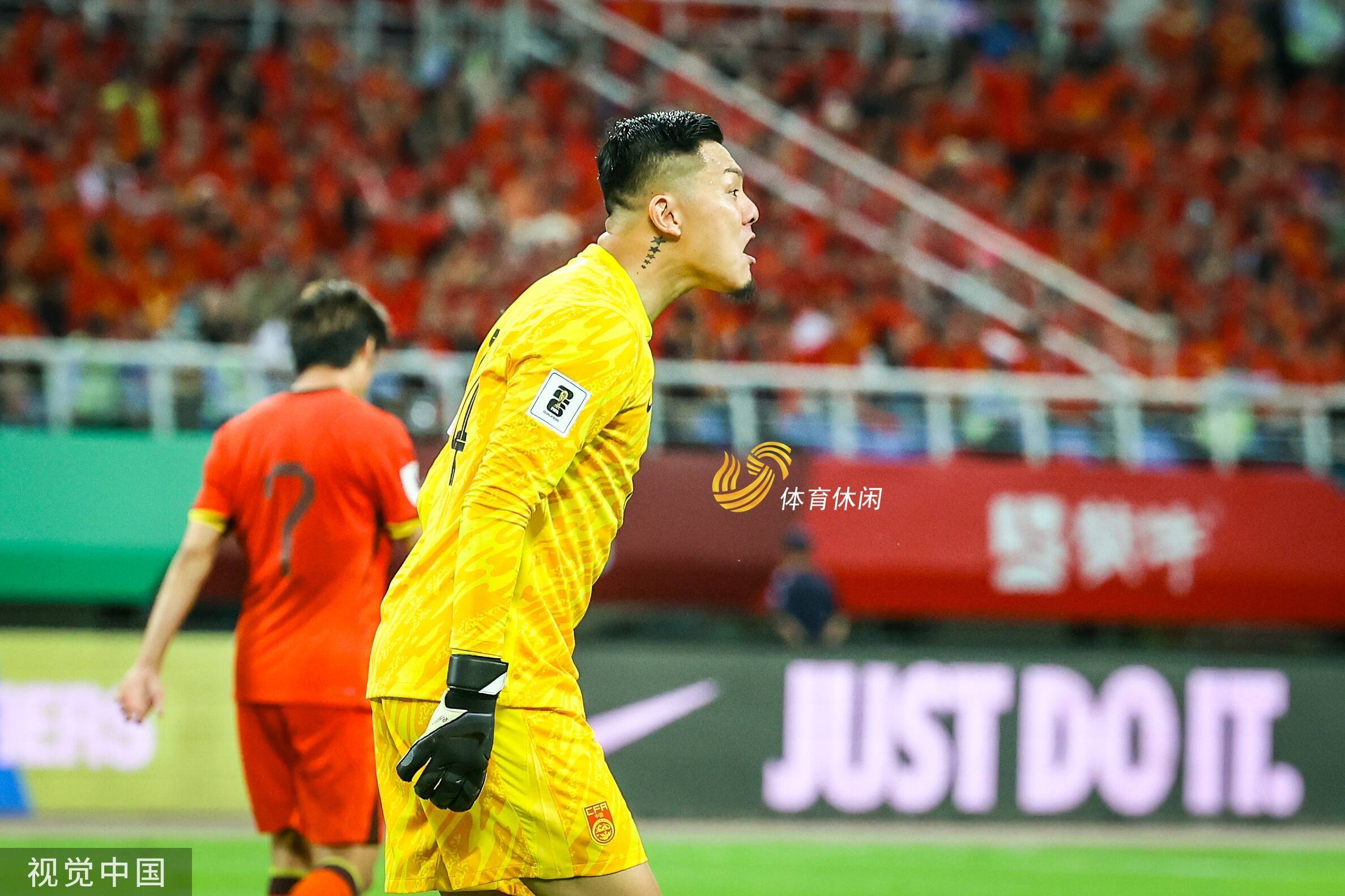 坚毅拼搏：中国足球队奋力拼搏的简单介绍