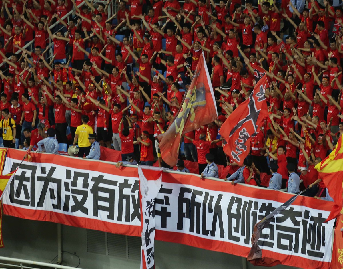 运动员们激情奋战，以全力比拼争取成功的简单介绍