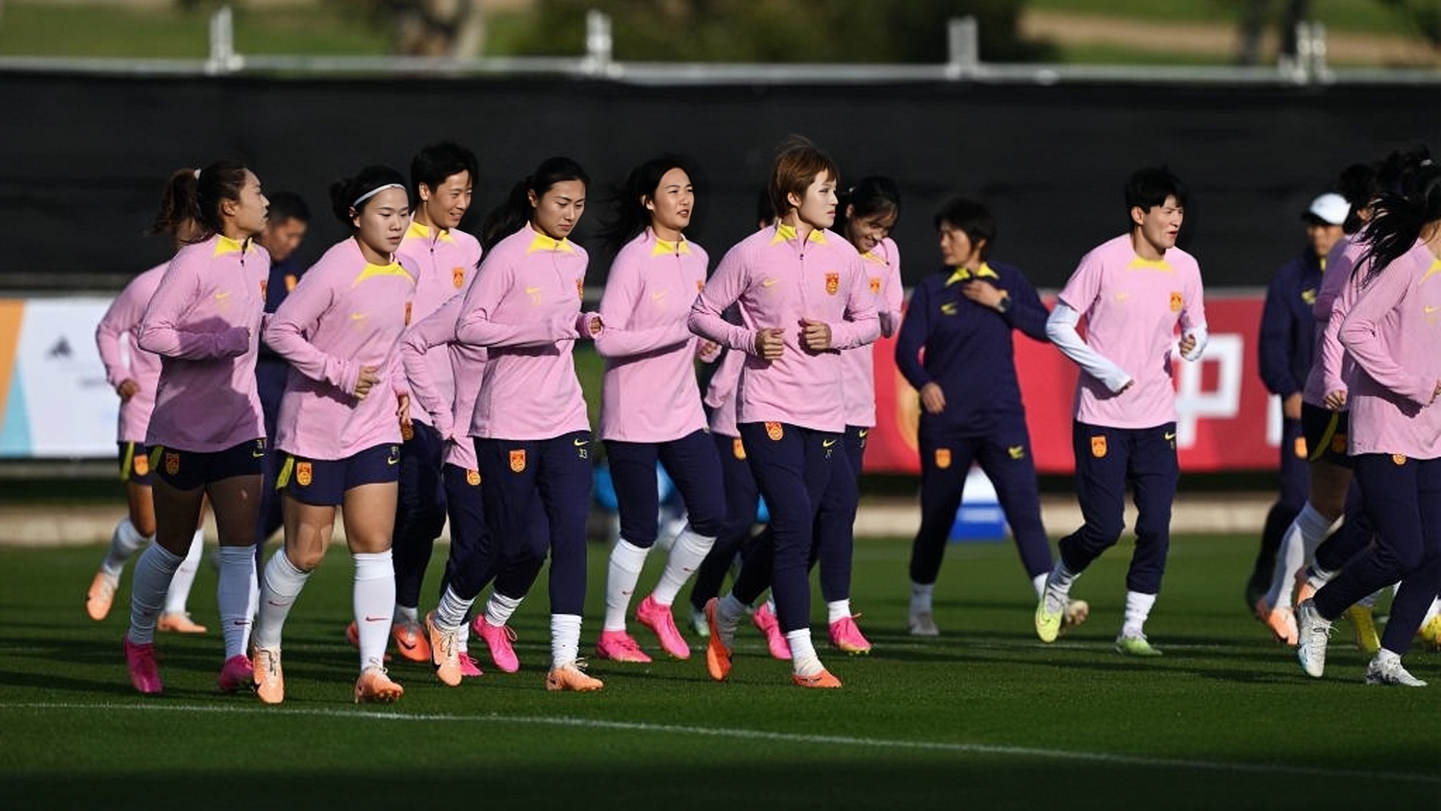 足球比赛女子队伍展现团队合作 足球比赛女子队伍展现团队合作