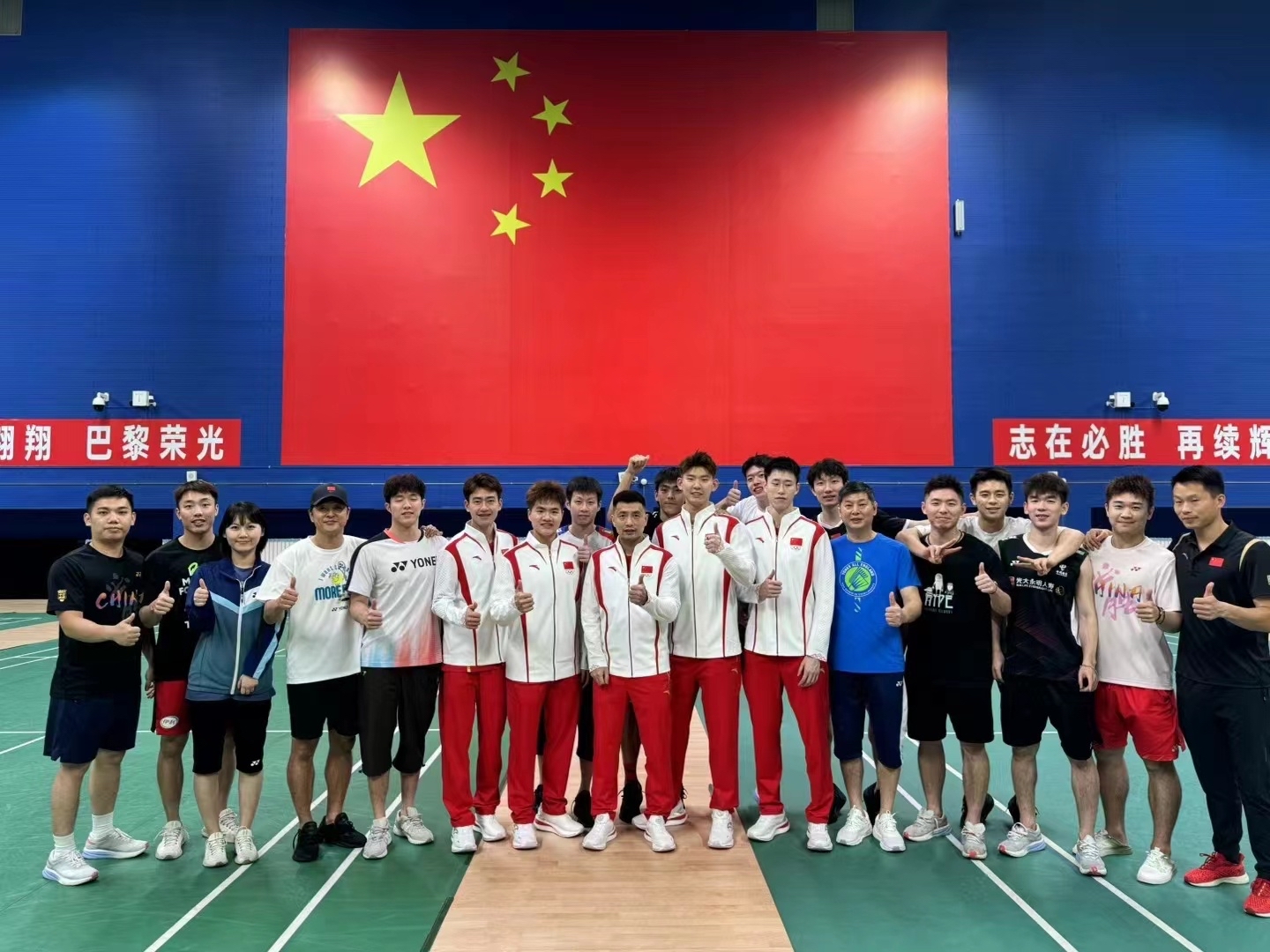 许多球队展示团队合作精神，共同追求胜利的简单介绍