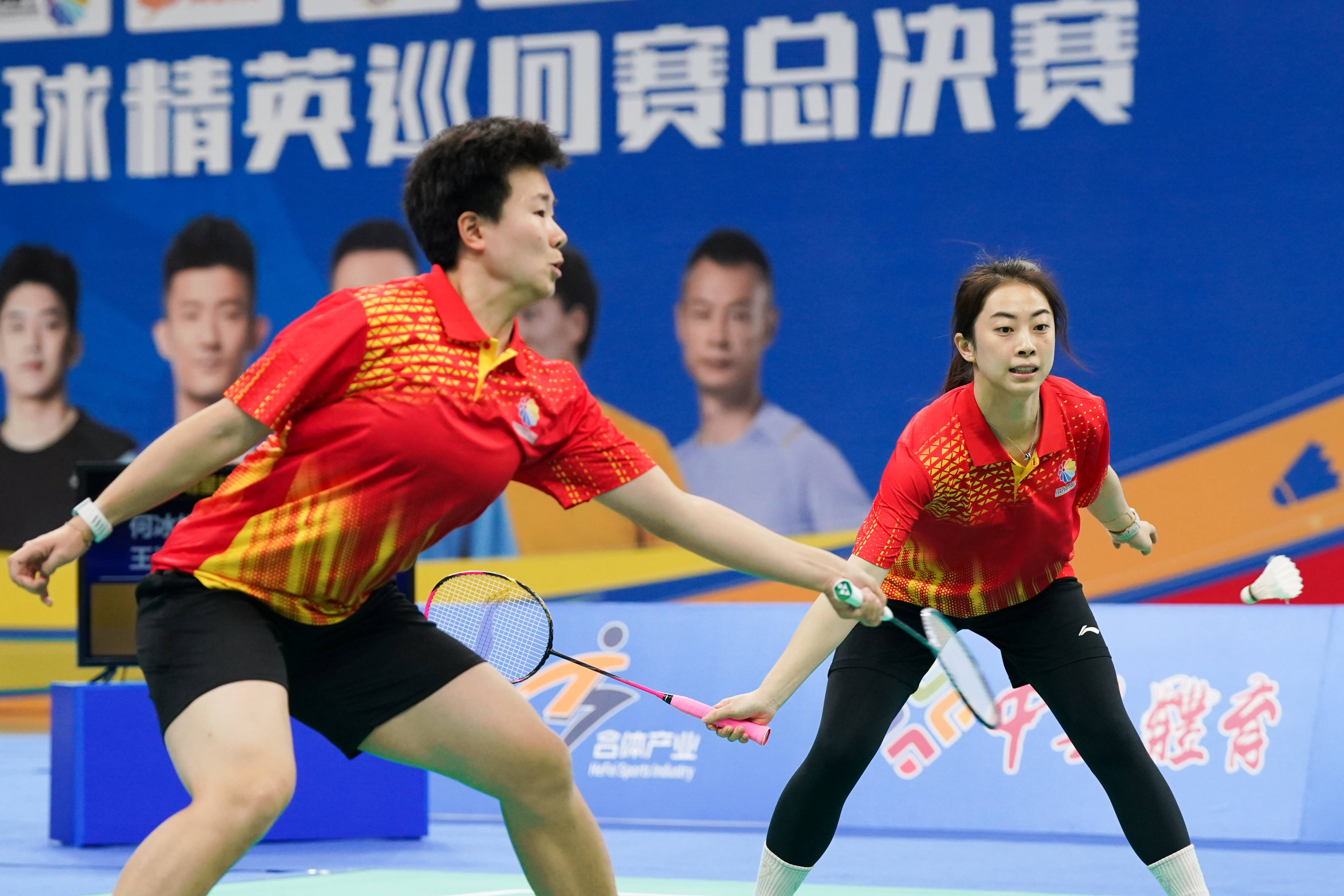 中国羽毛球队翻盘日本羽毛球队，谌龙送出助攻