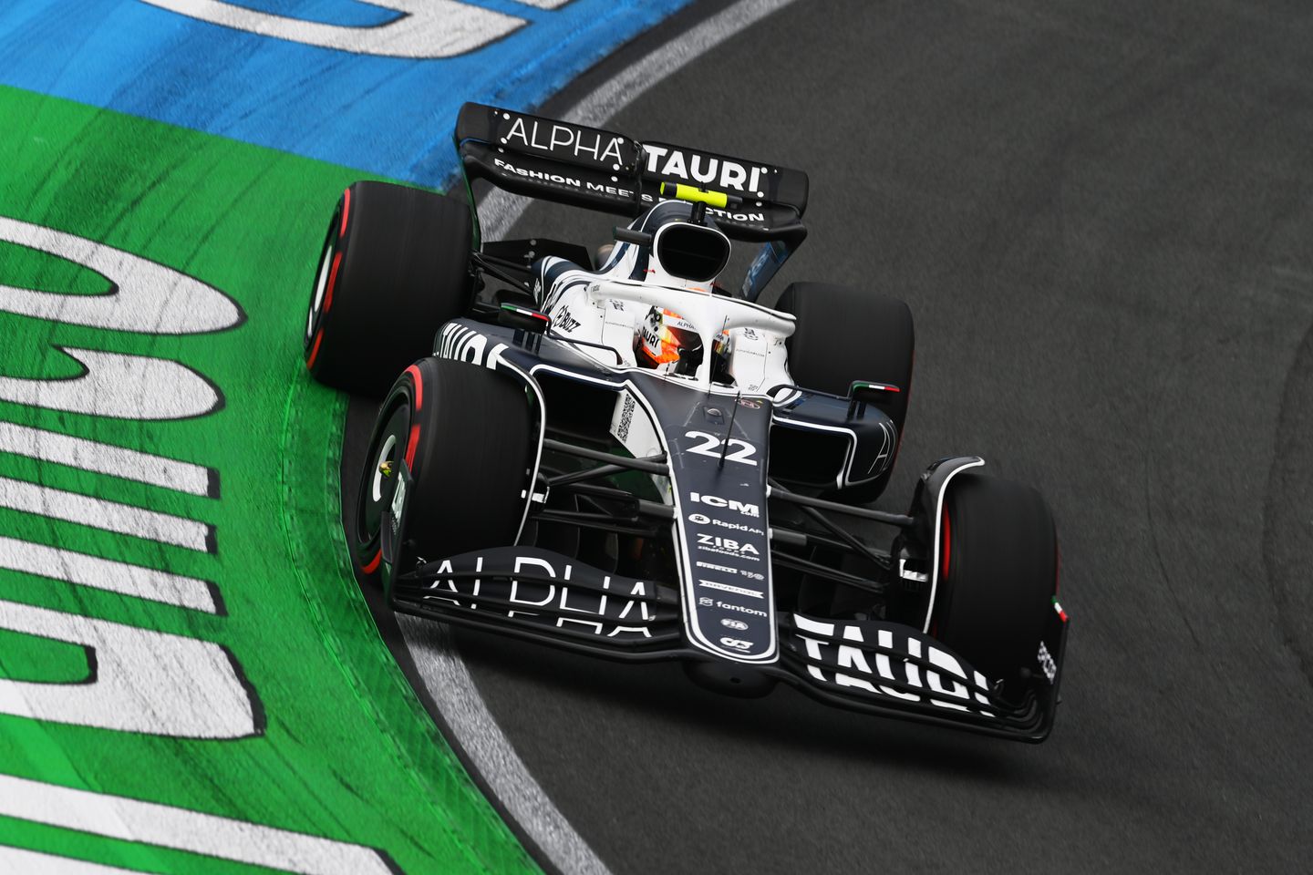 包含梅赛德斯轻取红牛车队，拉塞尔惊艳四座的词条