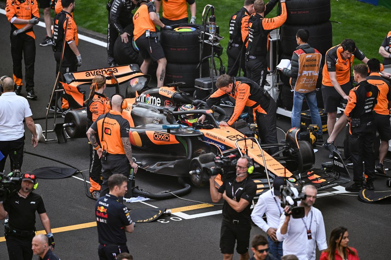 红牛车队完胜红牛二队，汉密尔顿带队取胜的简单介绍