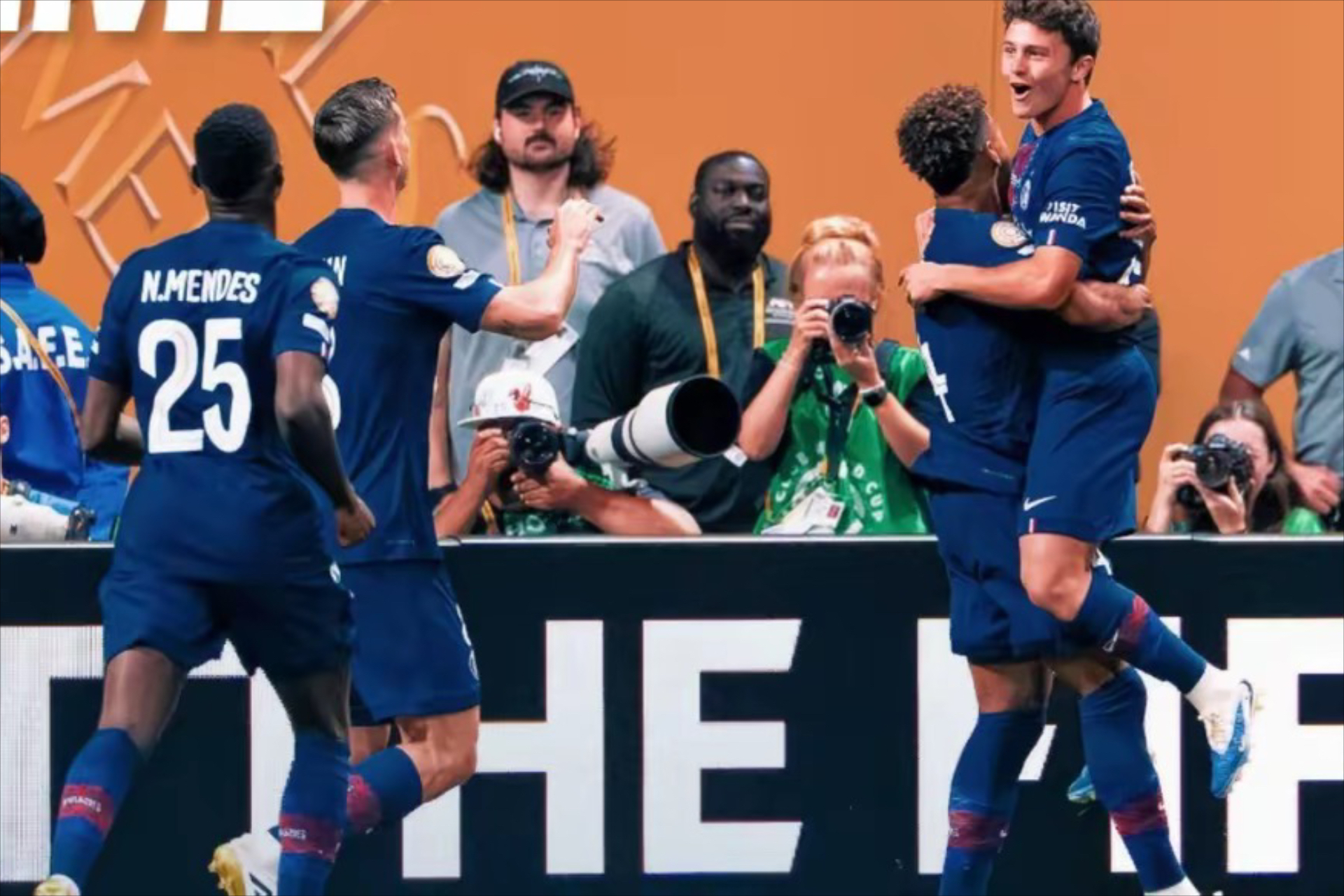 包含法国队鏖战德国队，黄鸭组合统治全场的词条