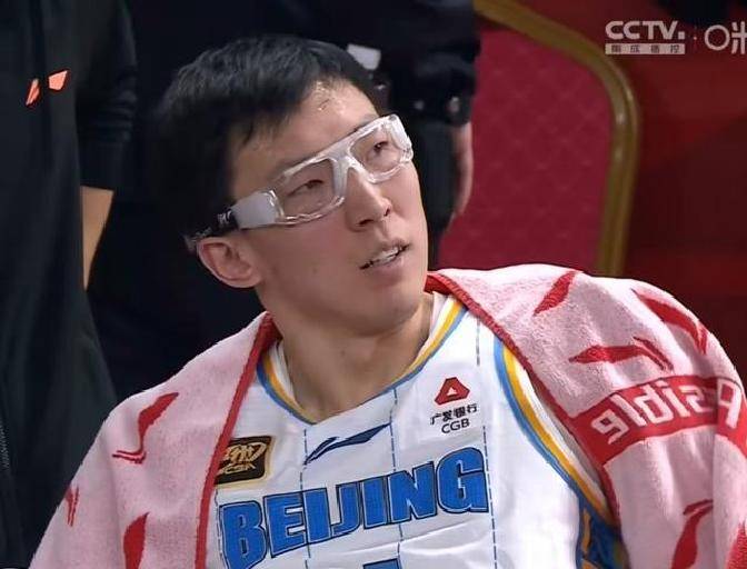 青岛队轻取篮网，胡金秋点燃赛场的简单介绍